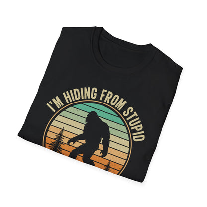 Sasquatch hiding from stupid people  t-shirt